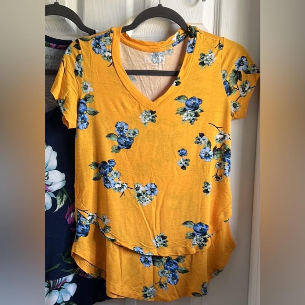 Like-new Latched Mama Maternity Yellow and Blue Floral Nursing Tshirt XS S